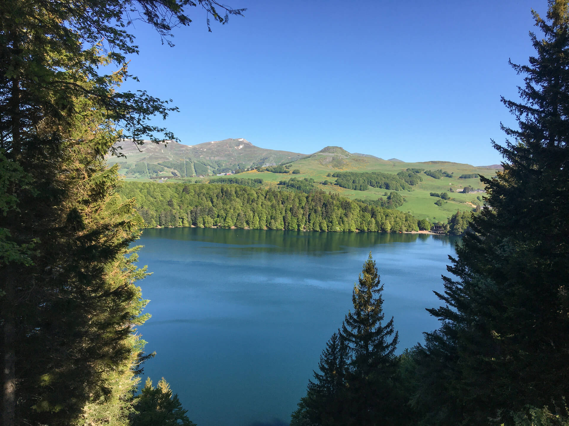 Combien De Km Fait Le Tour Du Lac Pavin Lac Pavin en Auvergne : randonnée, pêche et légende