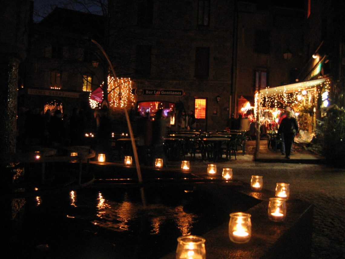 Le village de Besse éclairé à la bougie