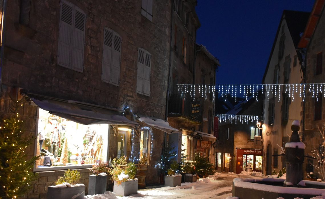 Se balader dans les rues illuminées de la cité médiévale et Renaissance de Besse pendant les vacances de Noël