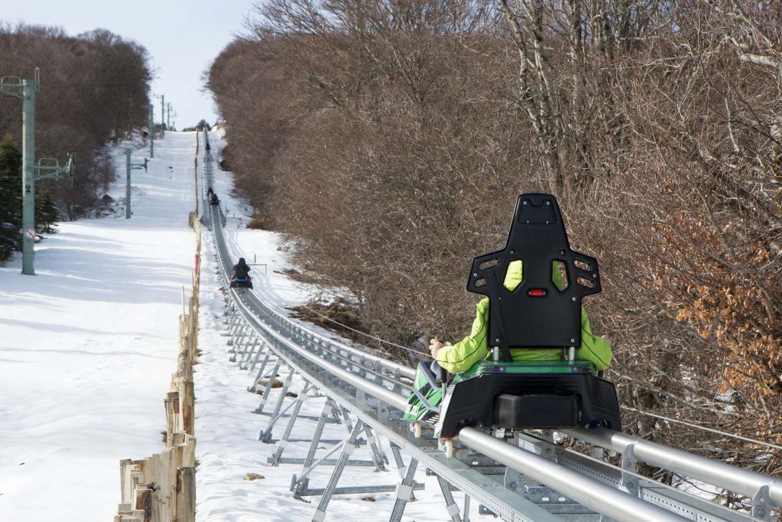 Montée luge sur rails Super Coaster à Super-Besse en hiver