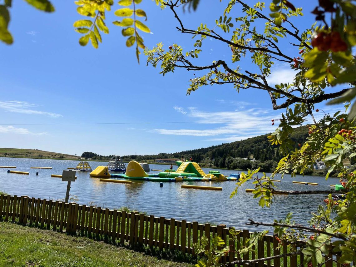 Baignade et jeux aquatiques au lac des Hermines à Super-Besse