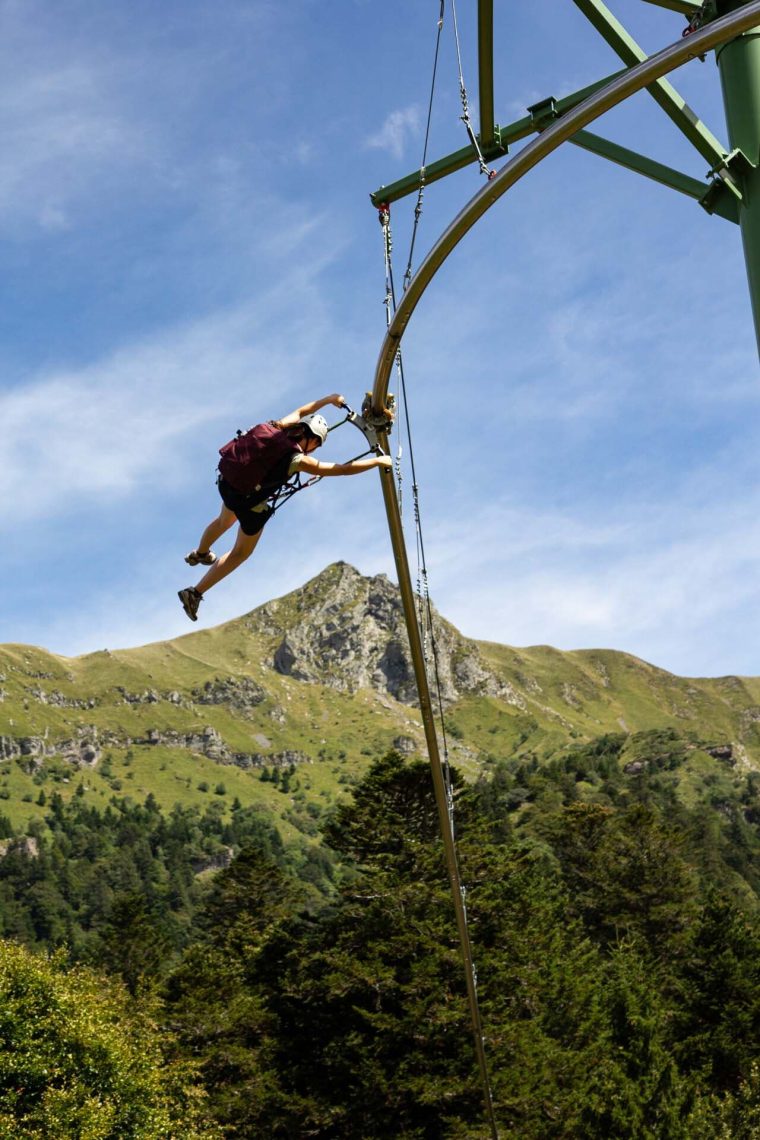 Virages et sauts avec la tyrolienne à virages pour un séjour volcanique en famille dans le Sancy