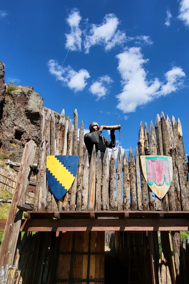 Forteresse de Jonas construite dans une ancienne coulée de lave dans le Massif du Sancy