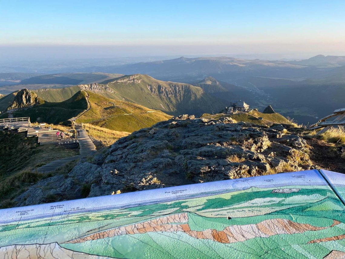 Accédez à un des plus beaux de vue d'Auvergne, le Puy de Sancy