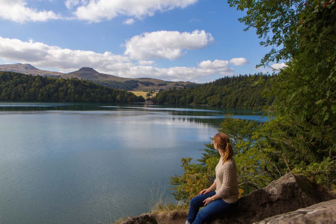 Contemplez le lac Pavin à proximité de Besse le temps d'un week-end avec votre chien dans le Sancy