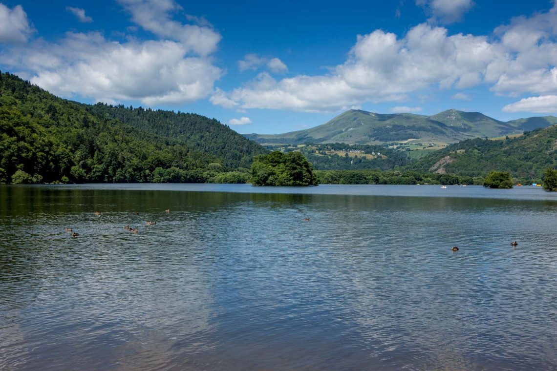 Le lac Chambon, toile de fond pour le Tour de France 2025 dans le massif du Sancy