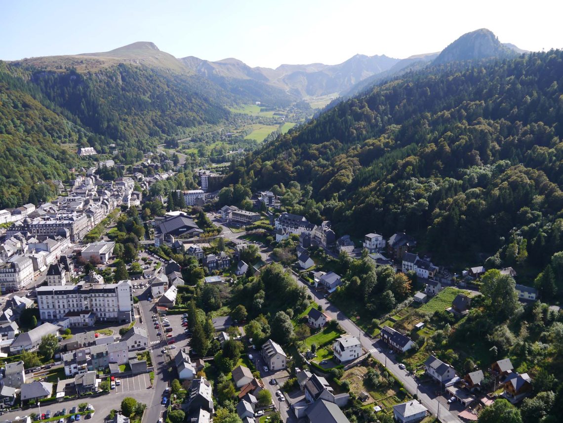 La station thermale du Mont-Dore installée au pied du puy de Sancy