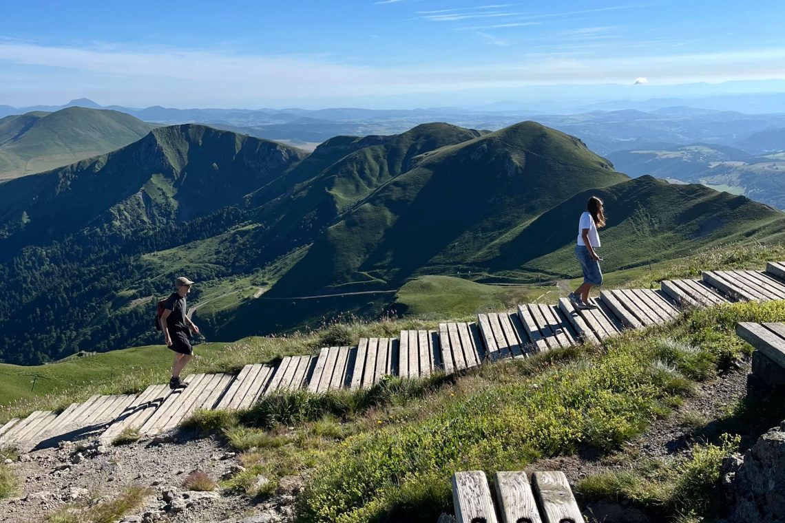 Montée à pied jusqu'au sommet du puy de Sancy