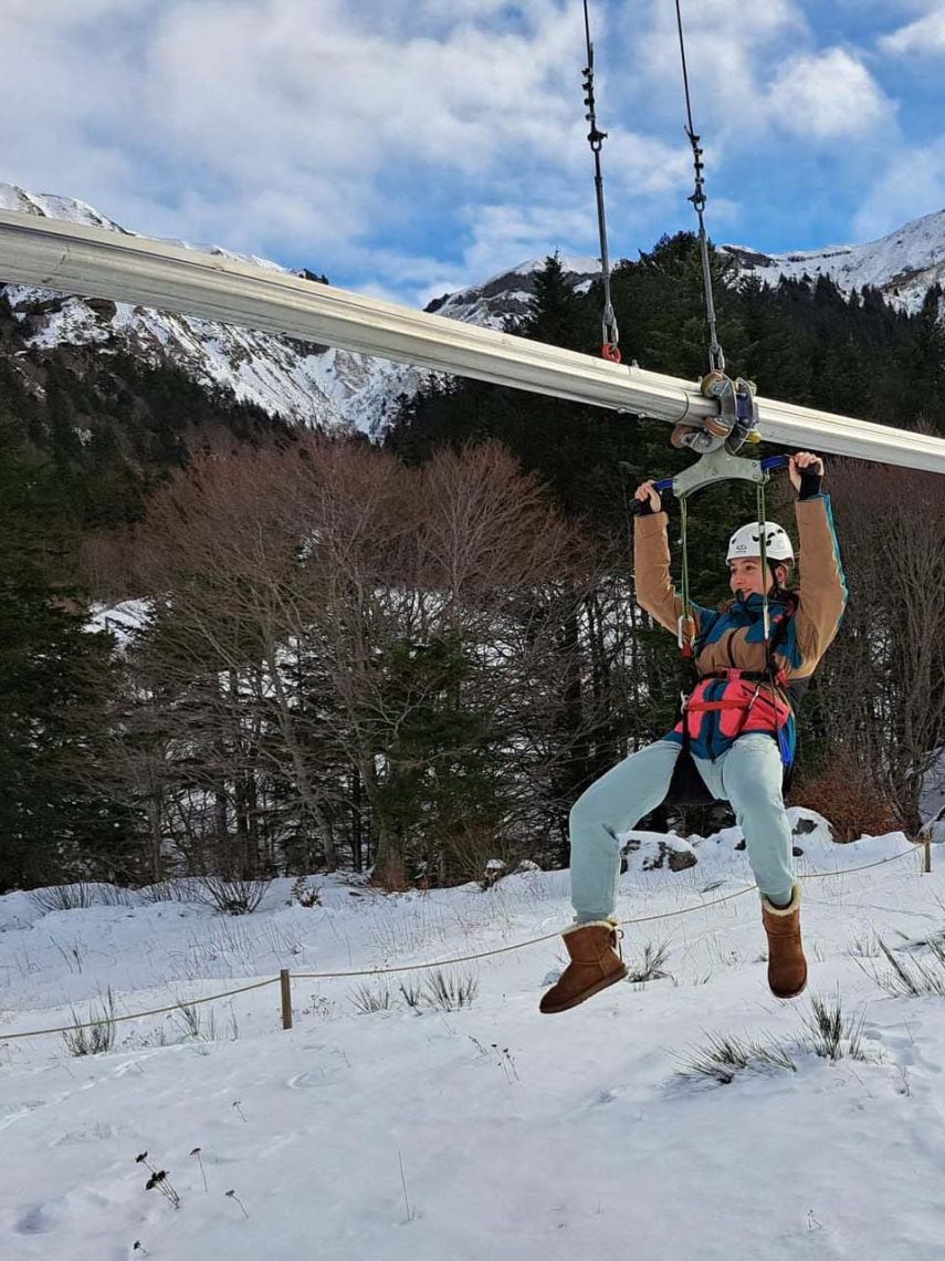 Descente en tyrolienne à virages au Mont-Dore l'hiver