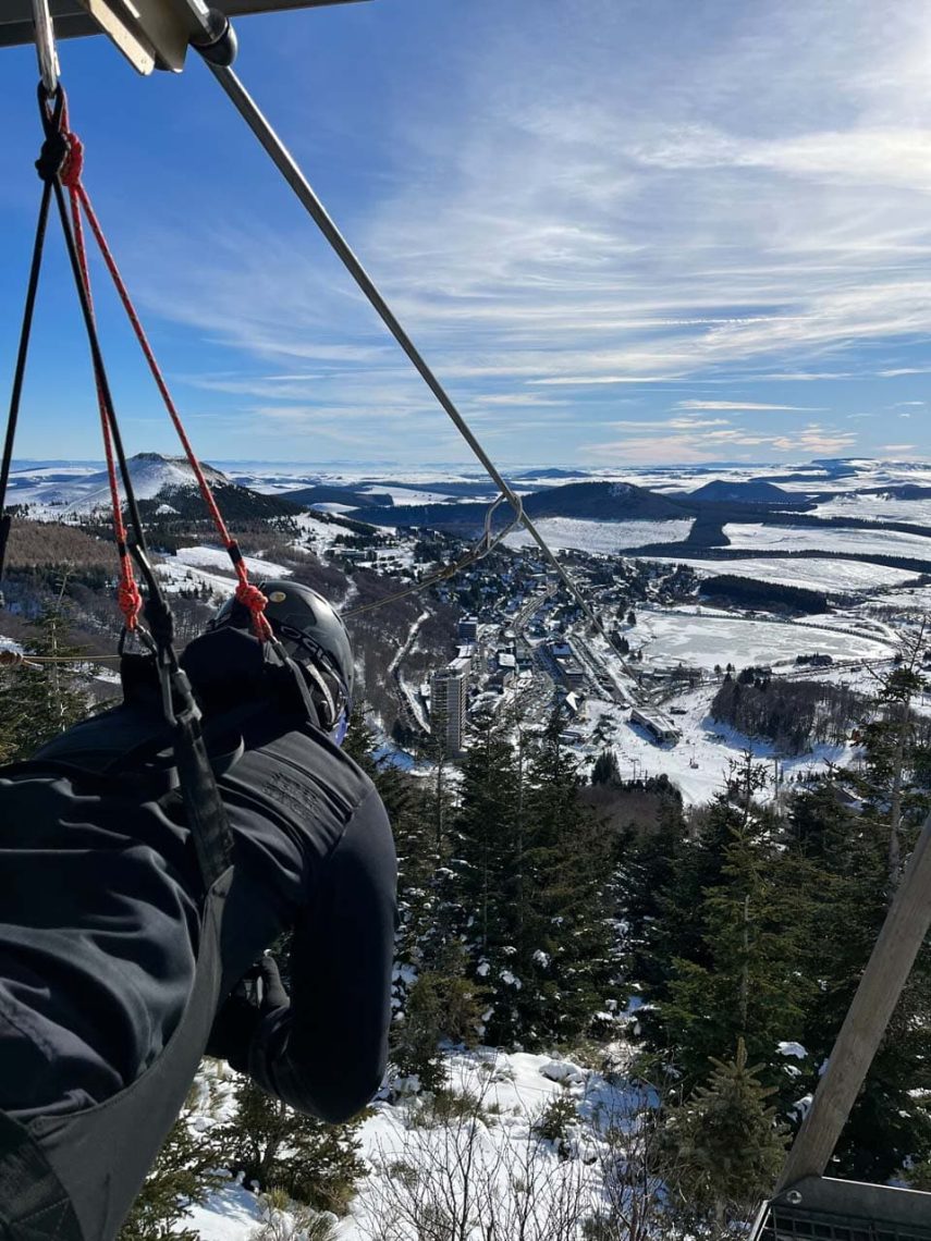 Descente en tyrolienne à Super-Besse même en hiver