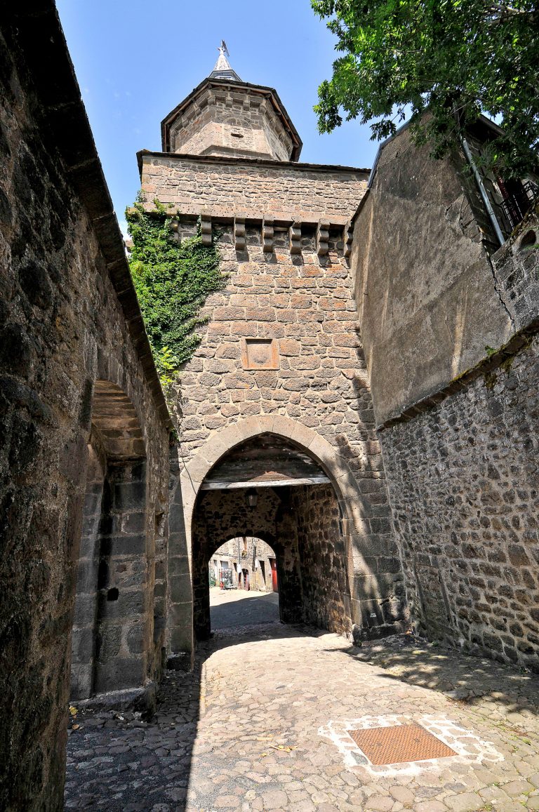 Le beffroi de la cité médiévale de Besse