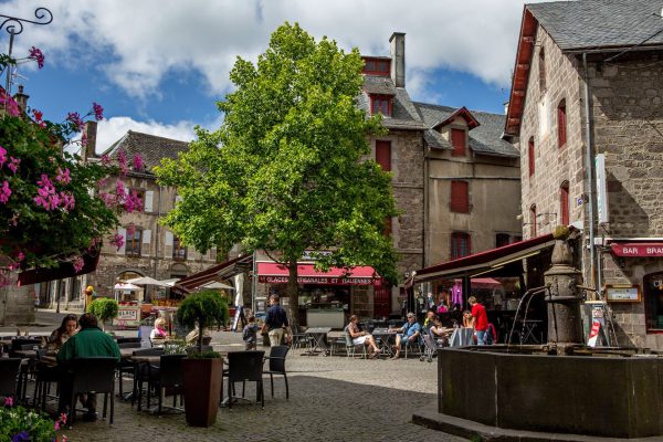 Une pause en terrasse dans la cité médiévale de Besse