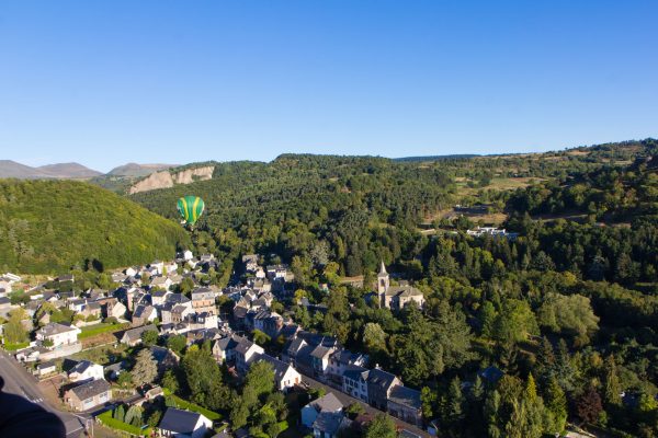 Le village de Chambon-sur-Lac et le Massif du Sancy