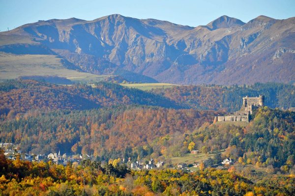 Le château médiéval de Murol en automne