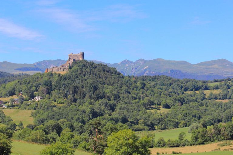 Le Château de Murol et le Massif du Sancy en toile de fond