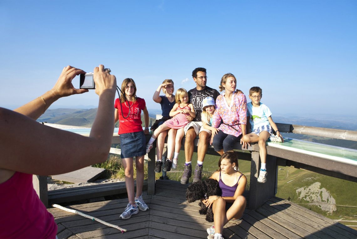 Photo en famille au sommet du Puy de Sancy