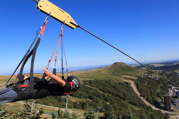 Activités à sensations dans le Massif du Sancy. Tyrolienne, Montgolfière...