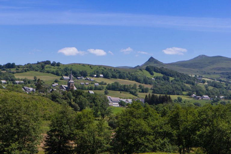 Le village de Chastreix et le Roc de Courlande