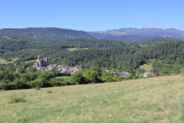 Vue sur le haut du village de Saint-Nectaire