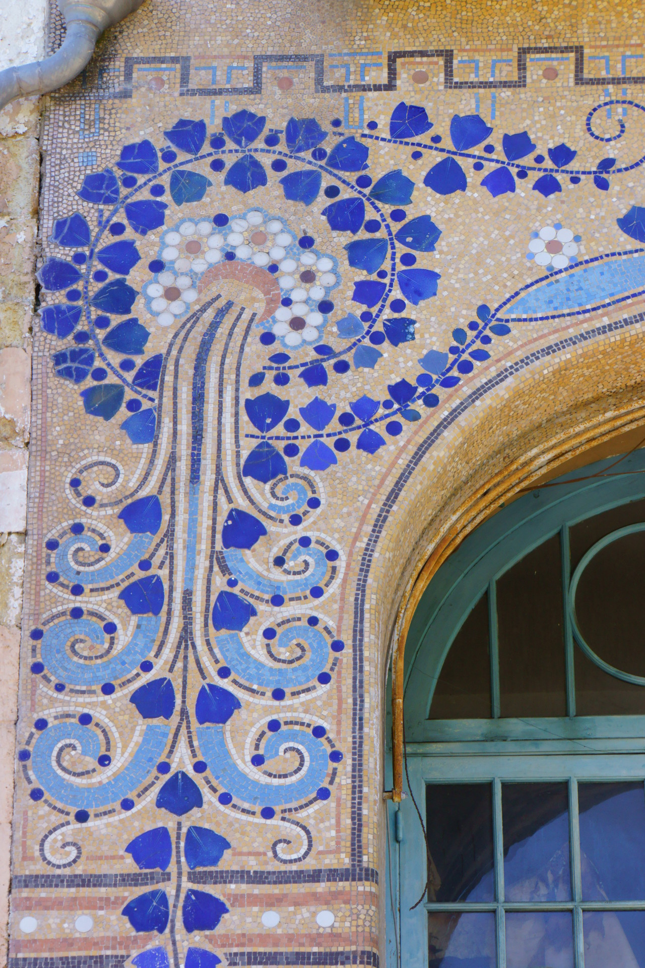 Détail de la façade de la Maison Rozier à La Bourboule Détail de la façade de la Maison Rozier à La Bourboule