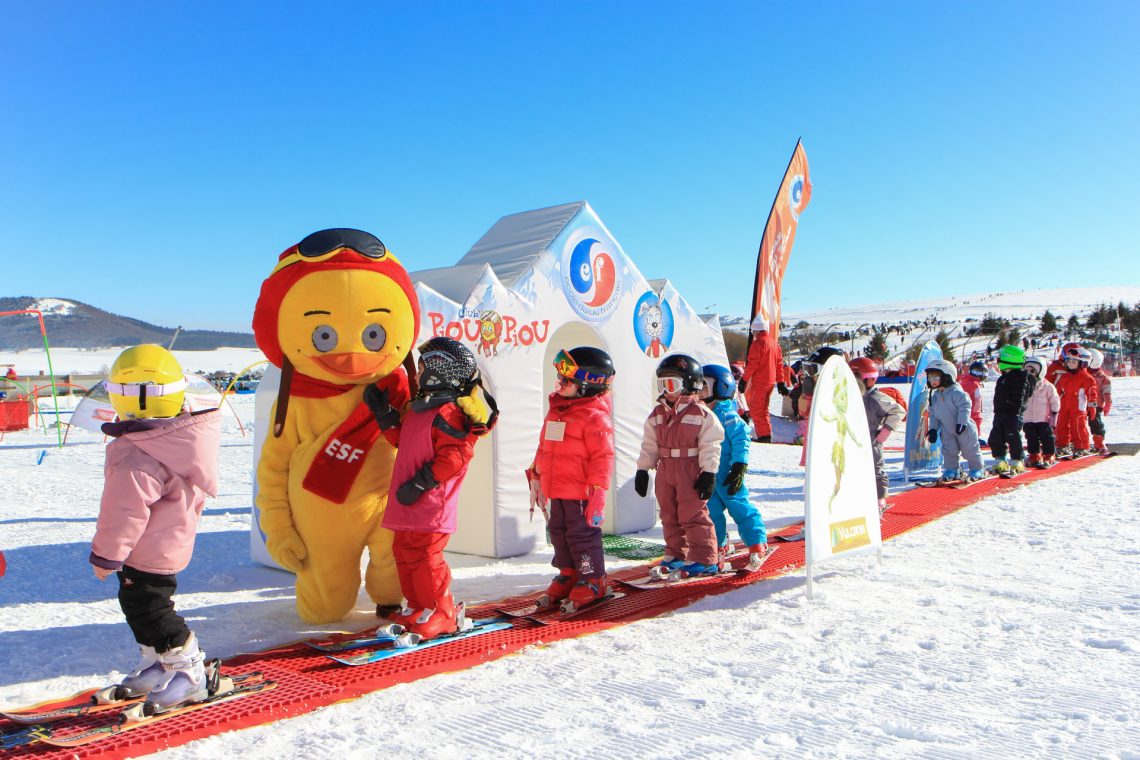 Cours de ski avec Piou-Piou, la mascotte de l'ESF, à Super Besse