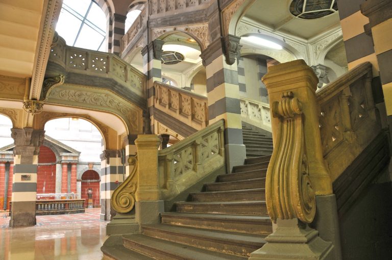 Le grand escalier des thermes du Mont-Dore