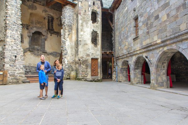 Visite du château médiéval de Murol en famille