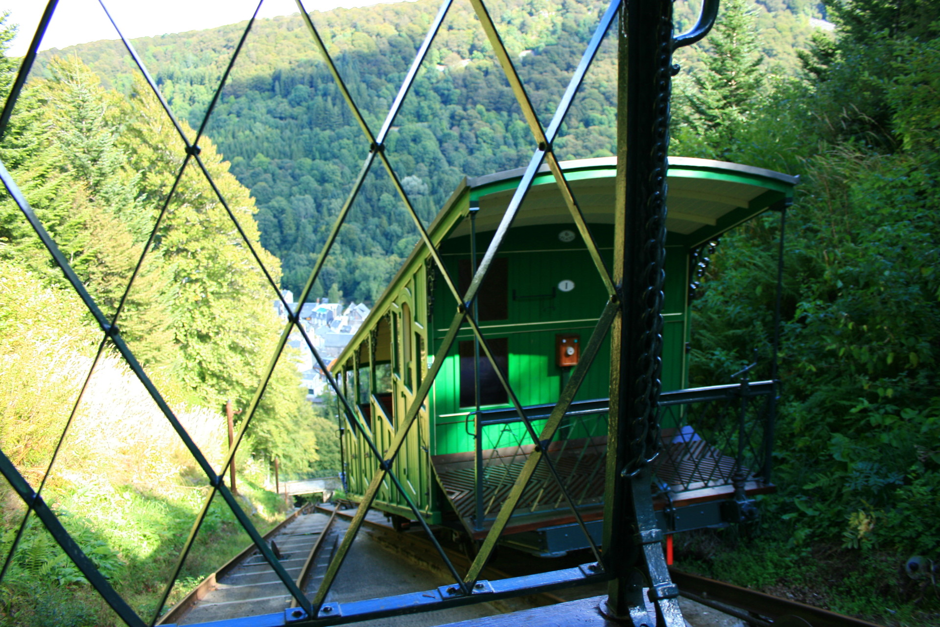 Croisement des cabines au Funiculaire du Capucin, Mont-Dore Croisement des cabines au Funiculaire du Capucin, Mont-Dore