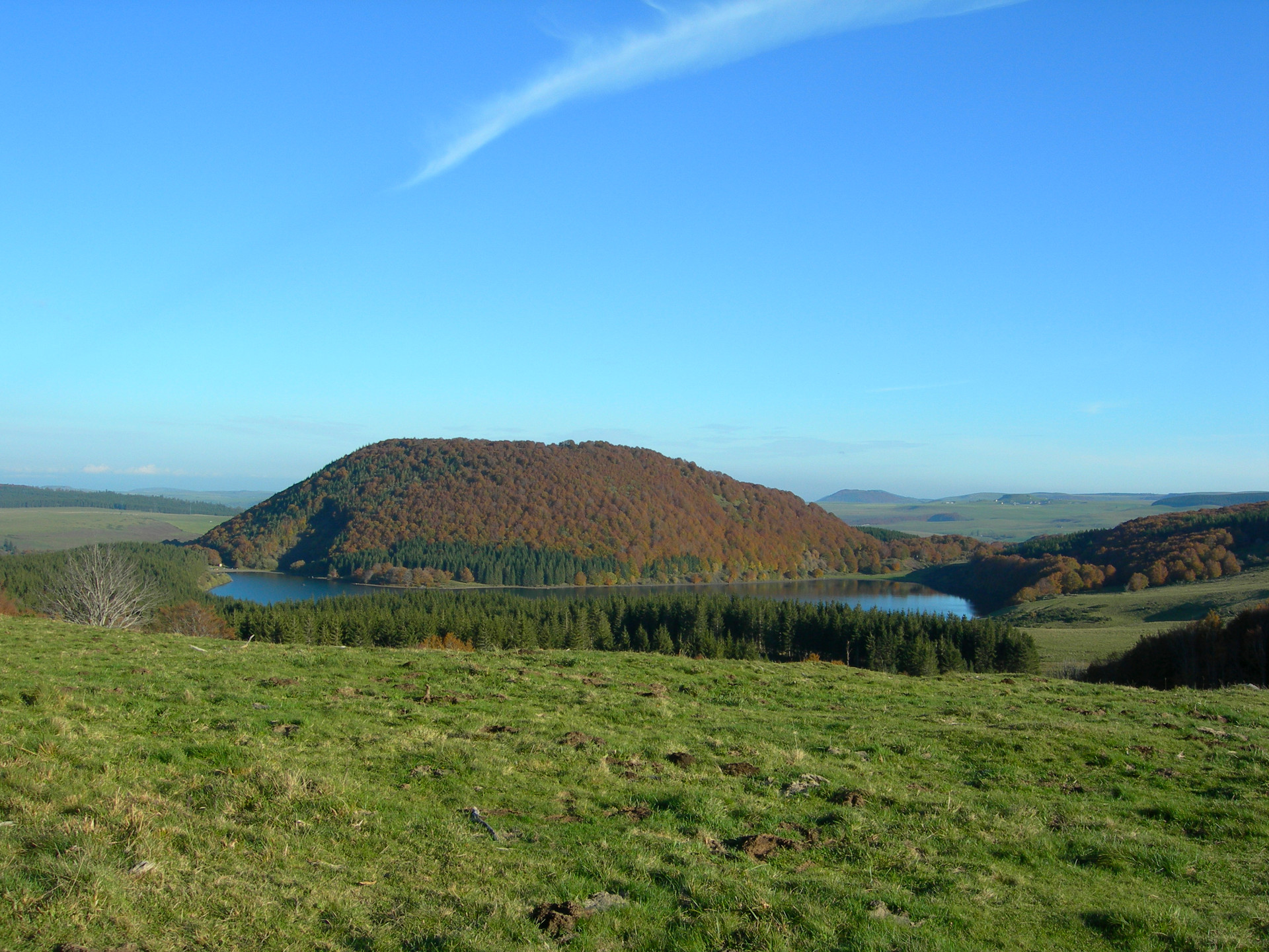 Paysage atypique façonné par les éruptions volcaniques en Auvergne : le Lac et le Puy de Montcineyre à Compains