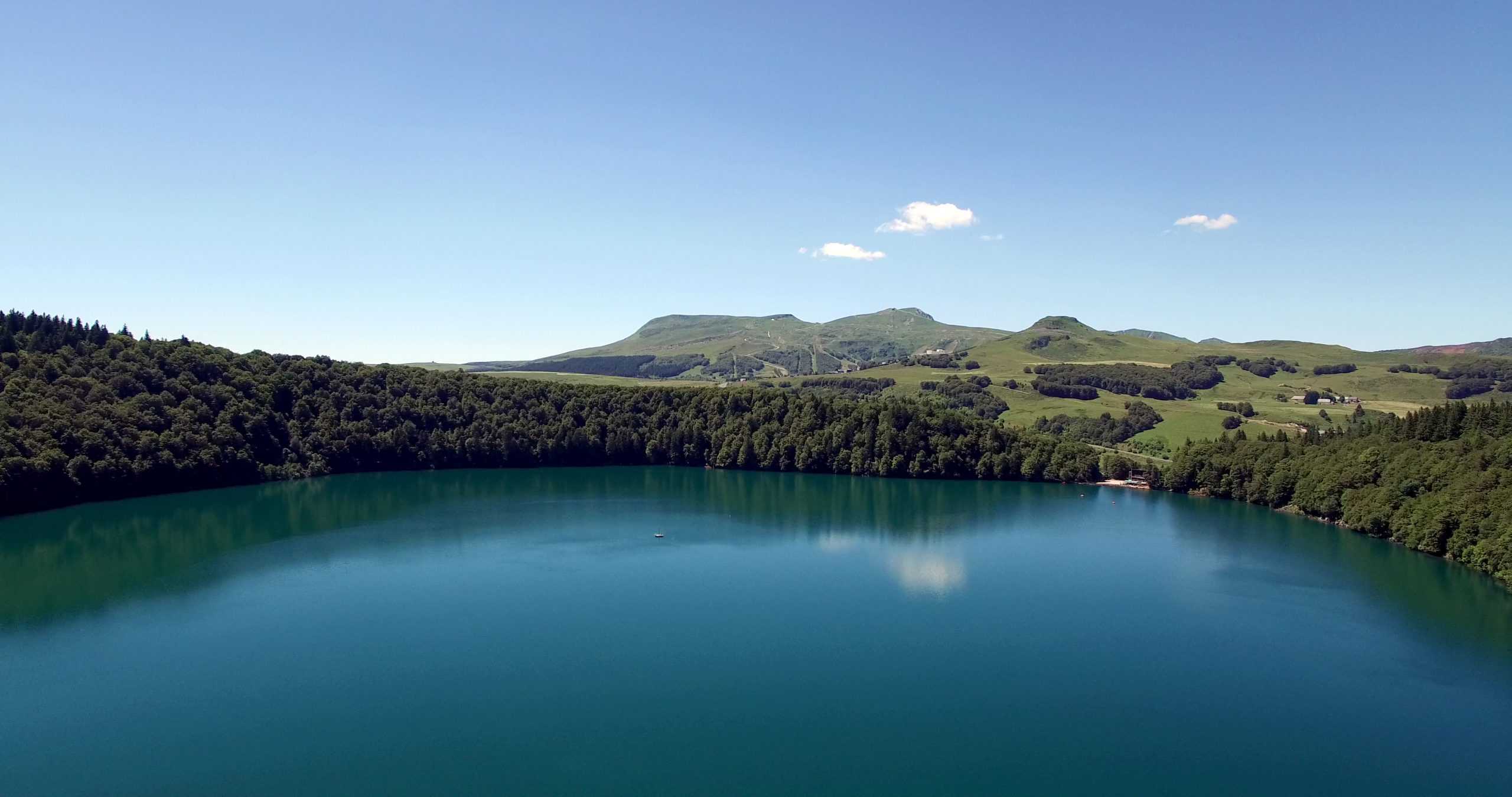 Le Lac Pavin : Un des plus bels exemples de lac de cratère en Auvergne