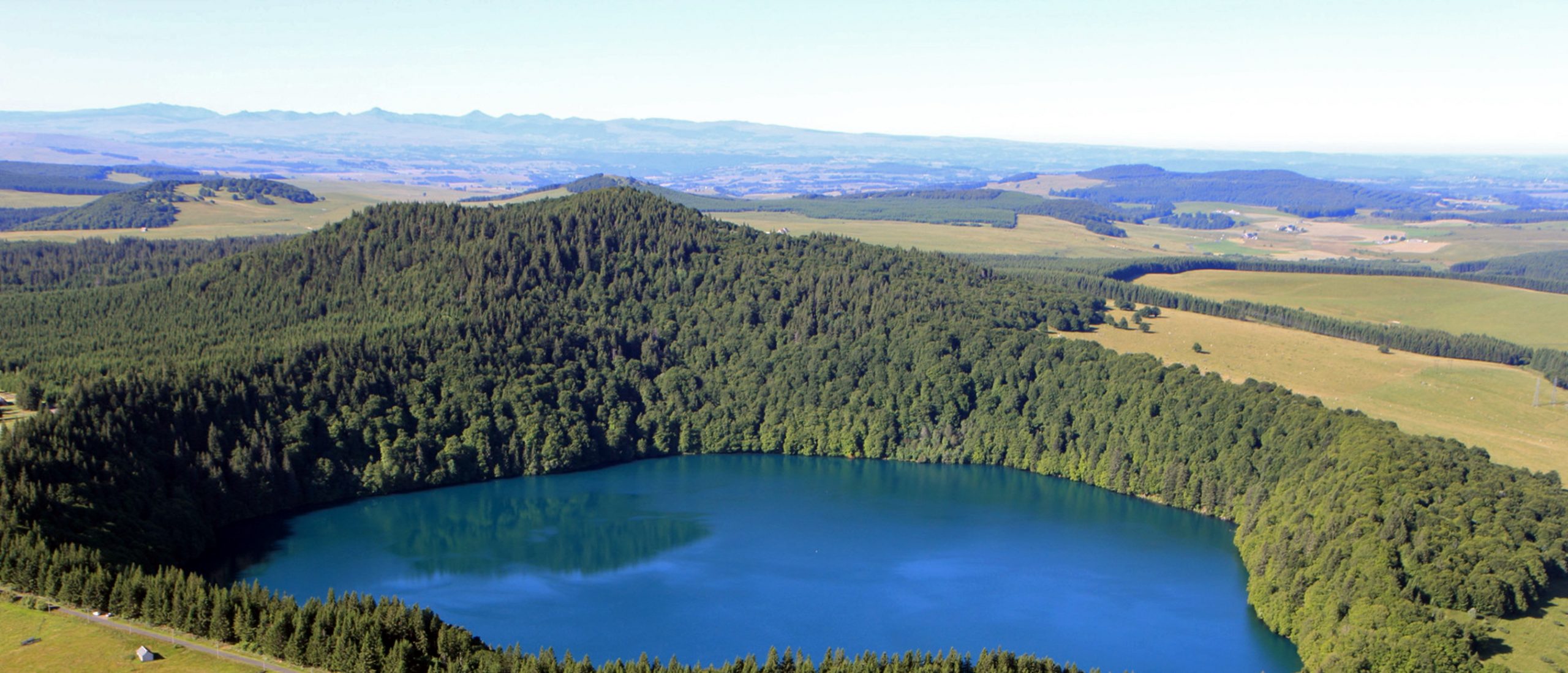 Illustration parfaite du volcanisme en Auvergne avec le Puy de Montchal et le Lac Pavin