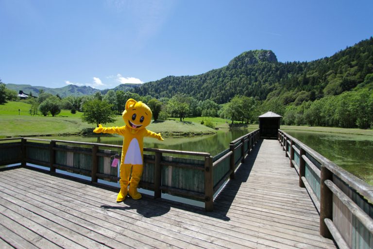 la mascotte tibou dans le parc des léchades au Mont-Dore