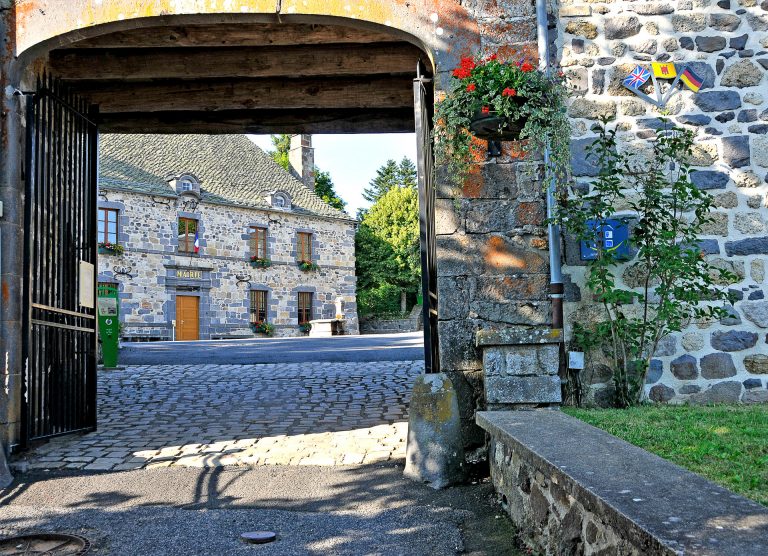 La belle mairie de Murat-le-Quaire