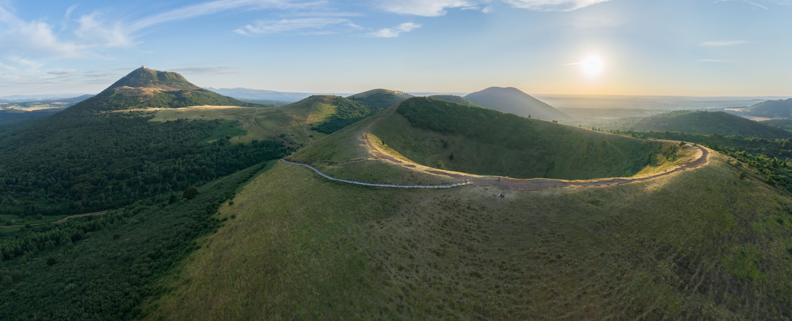 Le Puy de Pariou et le Puy-de-Dôme dans la Chaînes des Puys