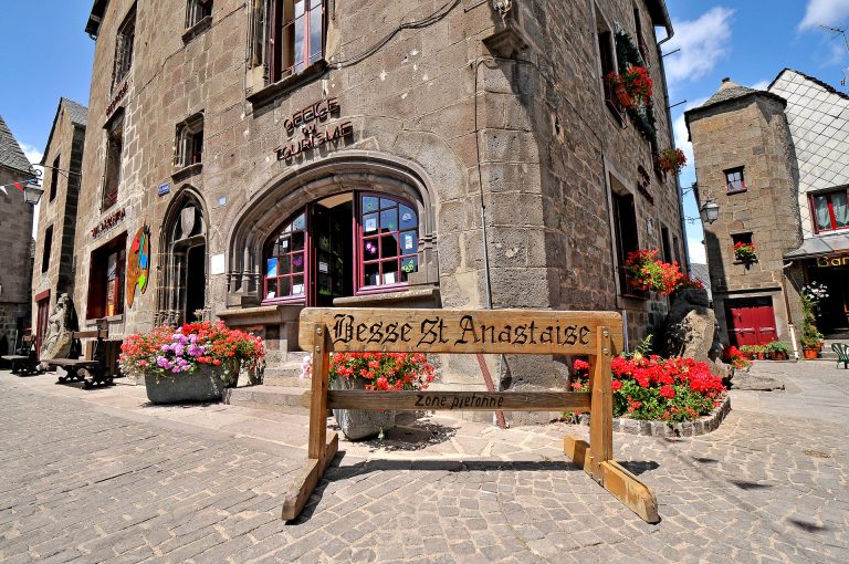 La place Pipet à Besse