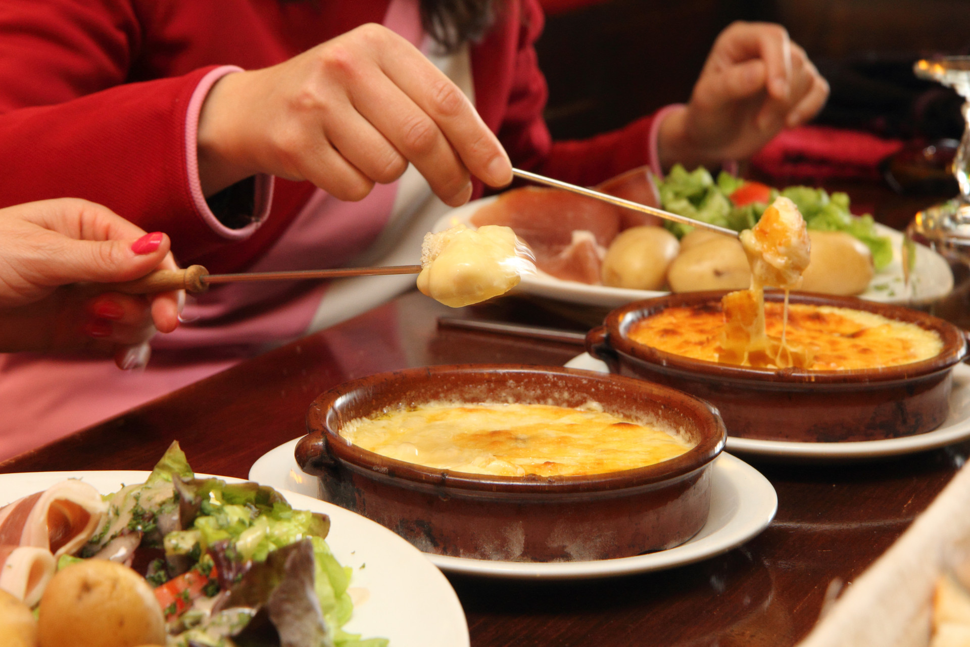 Et si on partageait une fondue au Saint-Nectaire entre amis ?