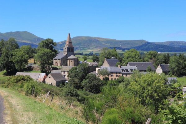 Le village de Saint-Victor-la-Rivière dans le Massif du Sancy