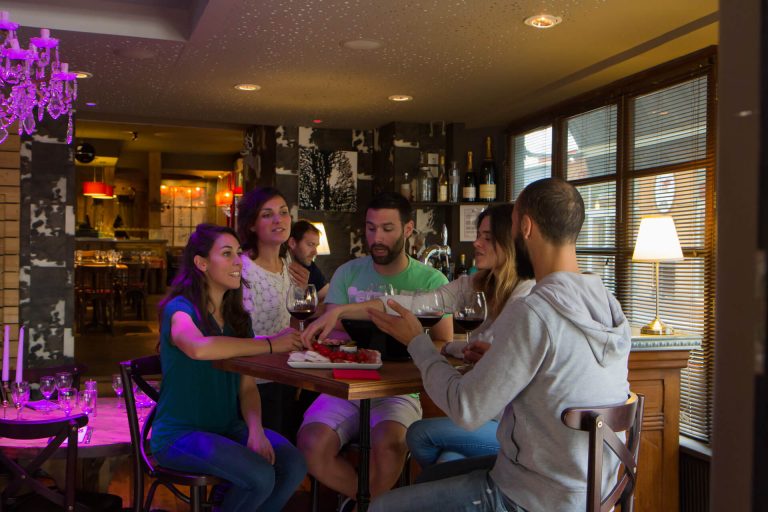 Boire un verre entre amis dans le Massif du Sancy