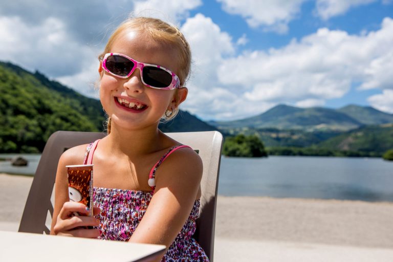 Goûter en terrasse au Lac Chambon