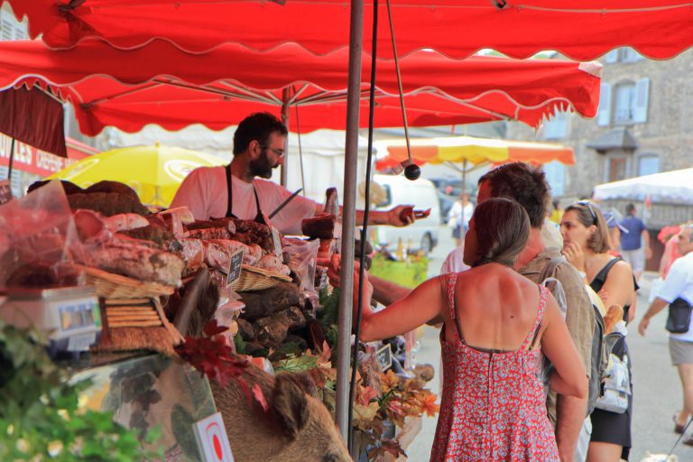 Flâner sur un marché du Massif du Sancy