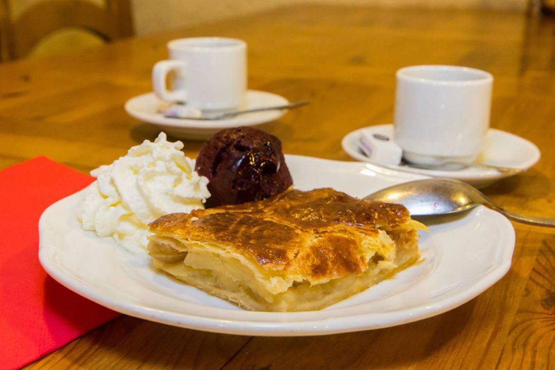 Un petit goûter avec une part de pompe aux pommes