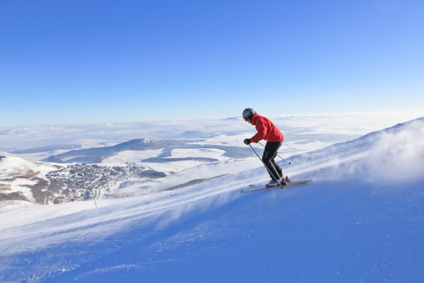 Descente à ski sur les pentes de Super-Besse dans le Massif du Sancy