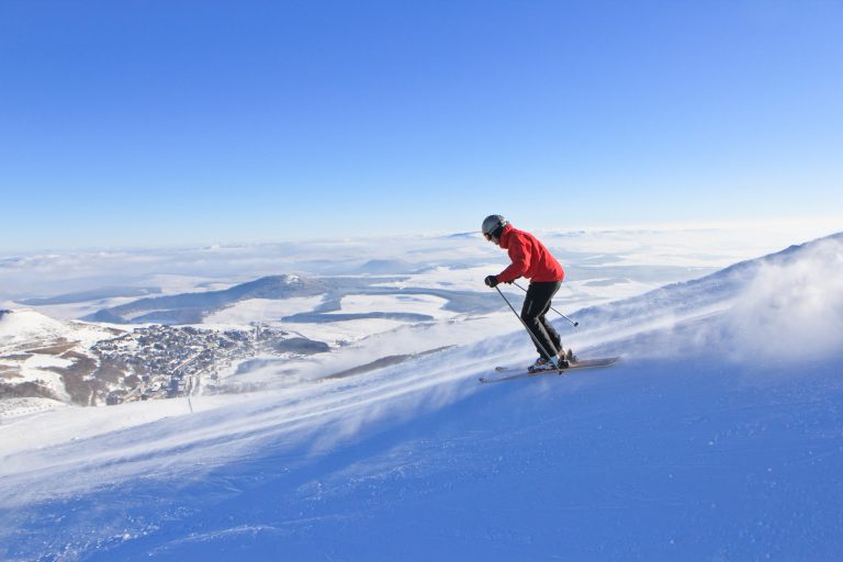 Descente à ski sur les pentes de Super-Besse dans le Massif du Sancy