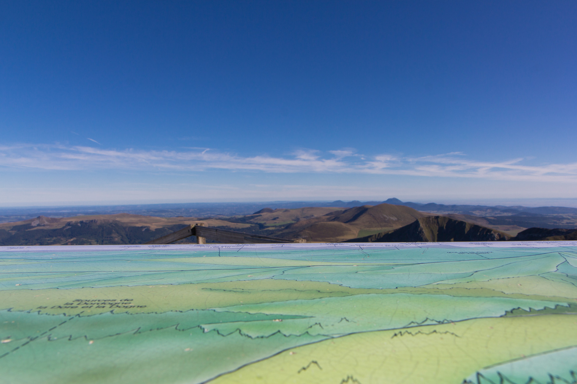 La table d'orientation au sommet du Puy de Sancy avec vue sur la Chaine des Puys