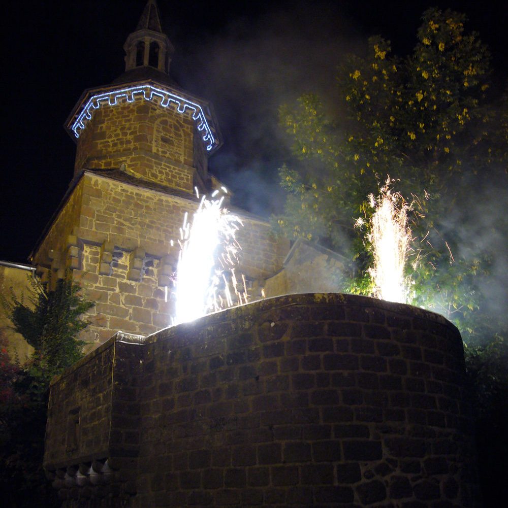 Le beffroi de Besse illuminé pour La Dévalade