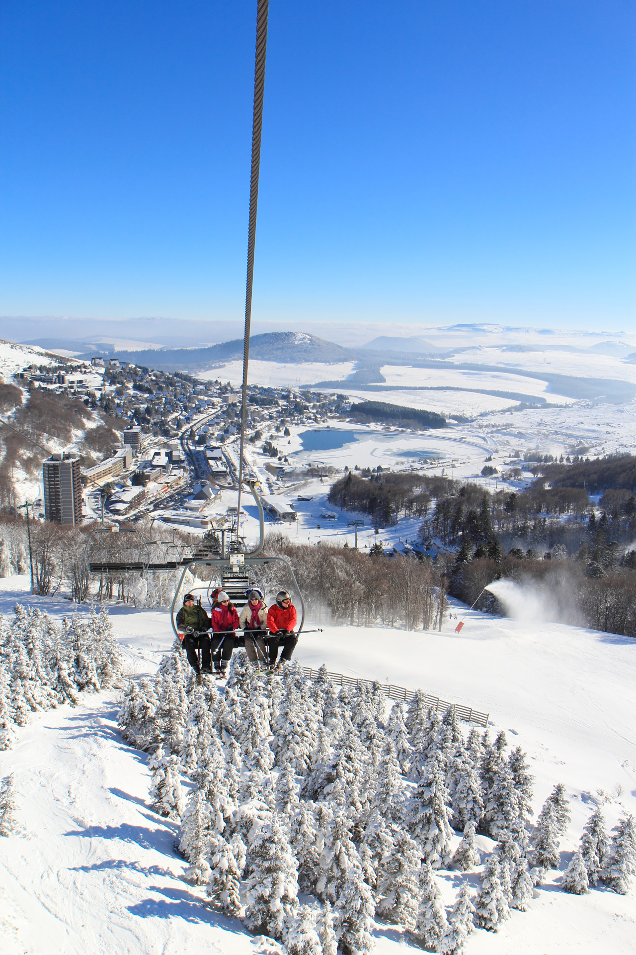 Télésiège à Super-Besse Station de ski en Auvergne dans le Massif Central, le Sancy