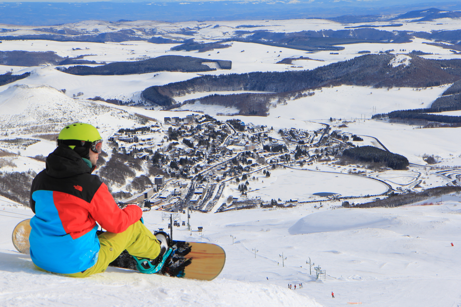 Un pause en snowboard pour contempler les paysages ! Se déplacer dans le Sancy en voiture sur la neige