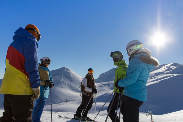 Vous vous demandez que faire en Auvergne l'hiver ? Pratiquer le ski sur les pentes du Sancy.