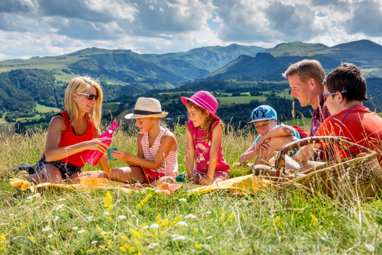 Pique-nique en famille dans le Sancy