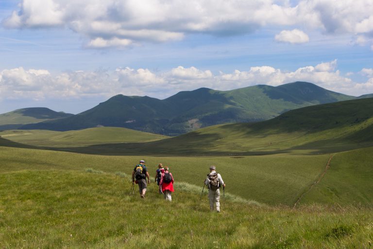 Randonner en groupe dans le Massif du Sancy